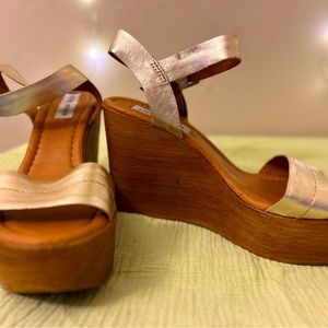 Steve Madden Size 8m gold and wood wedges